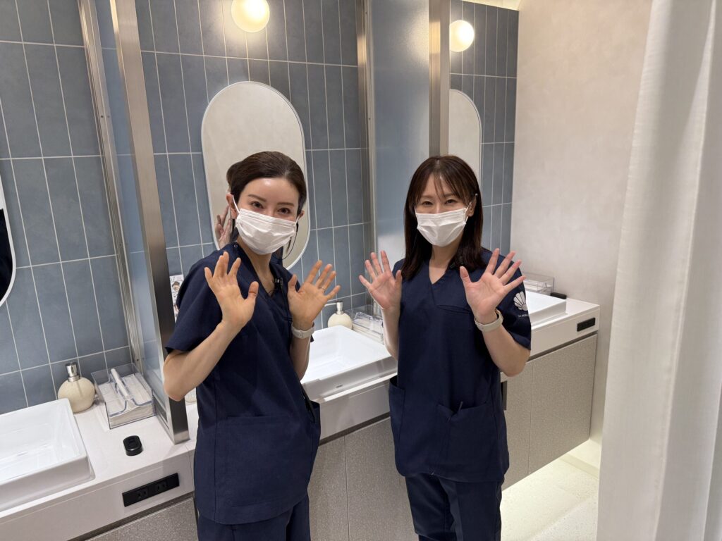 美容医療についてお話しする看護師あいこ