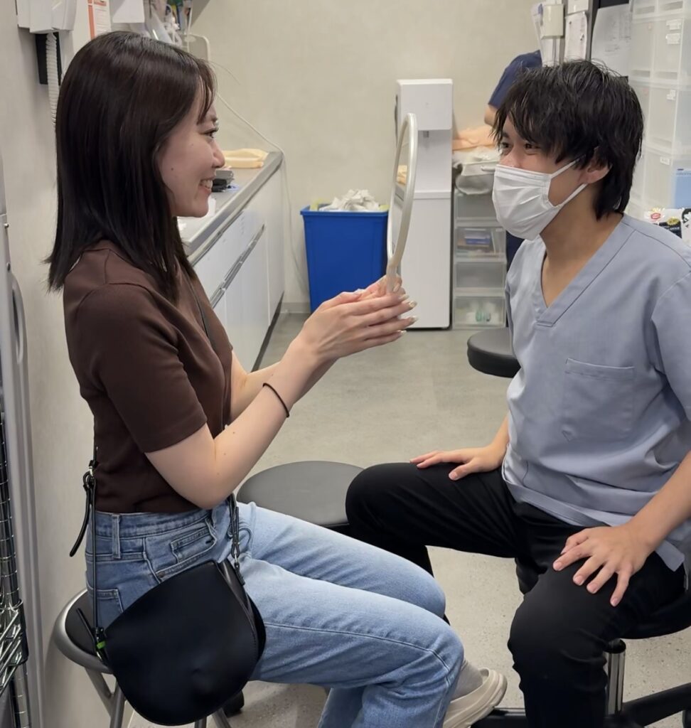 美容医療について話すスタッフもえ